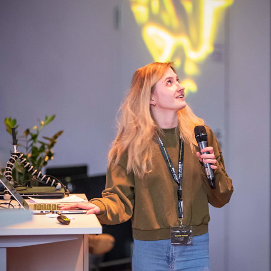 Female student speaker at Streiflicht 2019